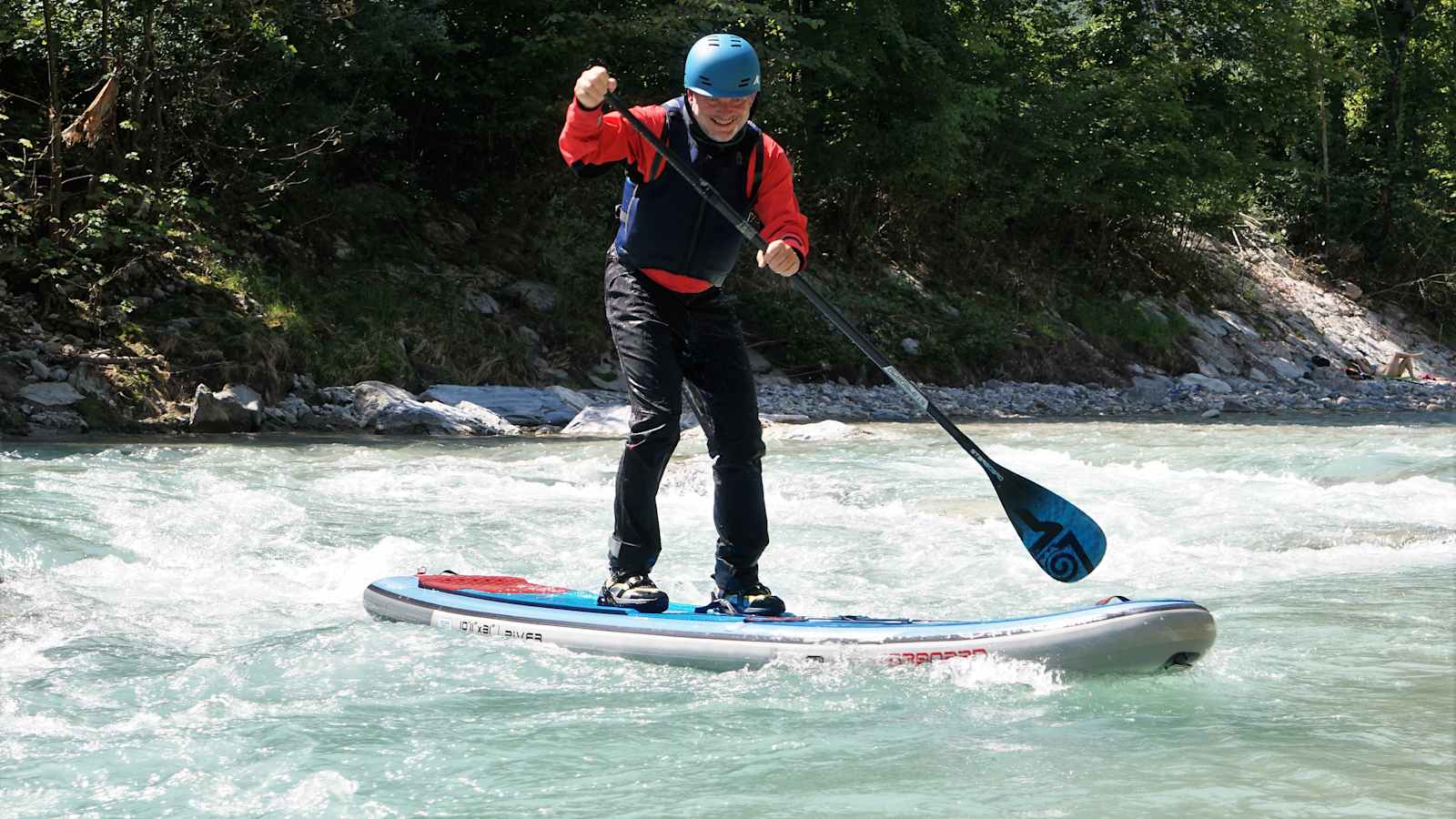 Stand-Up-Paddler im Wildwasser