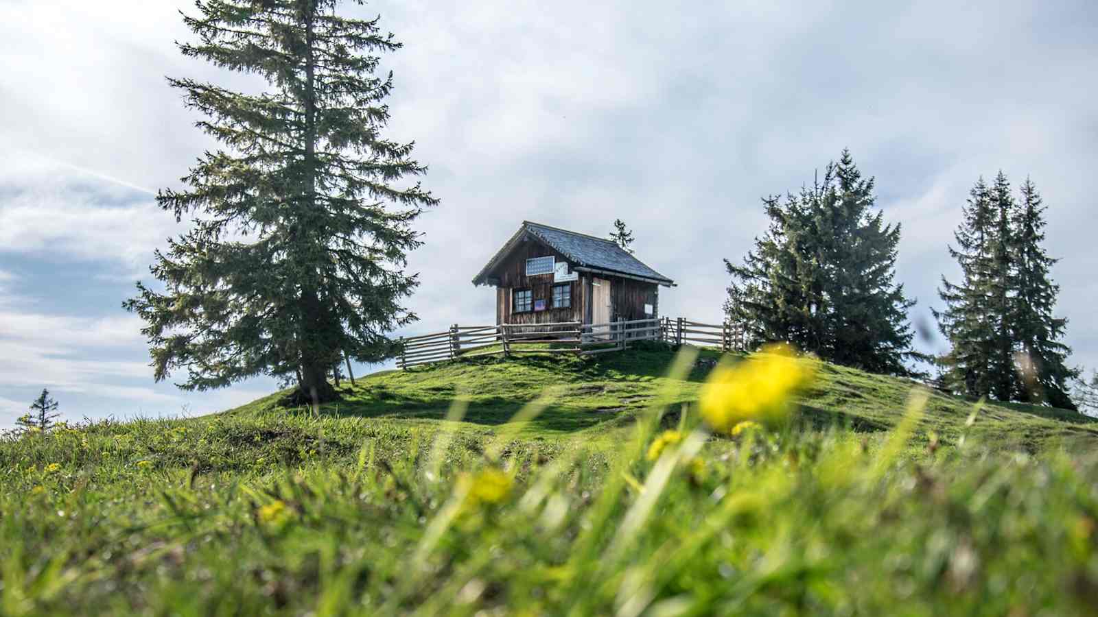 Die kleine, unbewirtschaftete Bezolhütte am Toten Mann