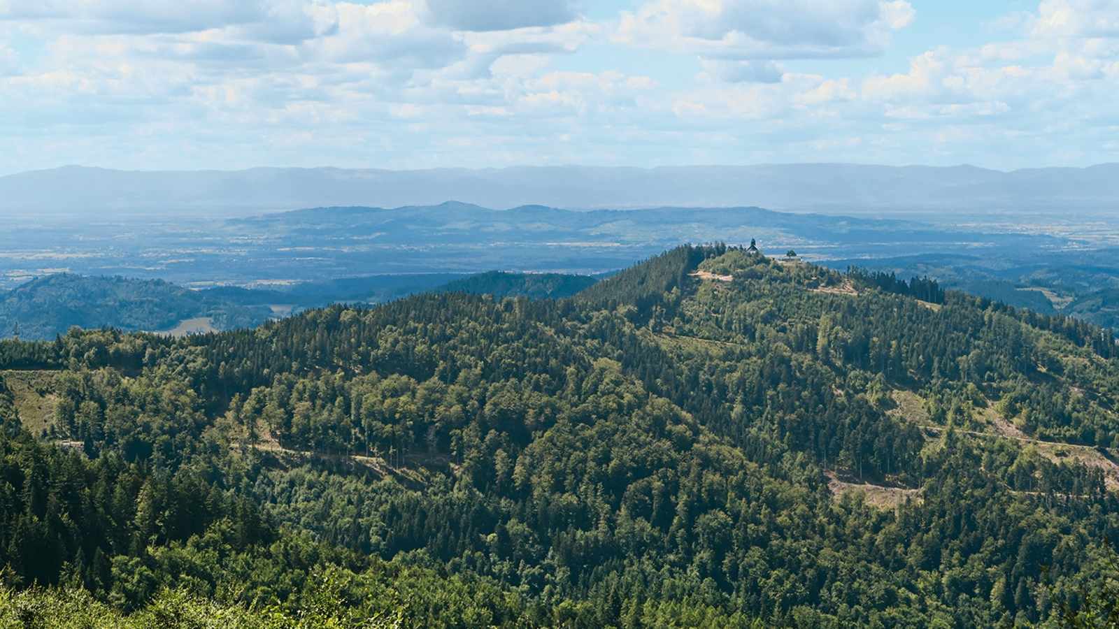 Hörnleberg mit Kapelle, Kaiserstuhl und am Horizont die Vogesen