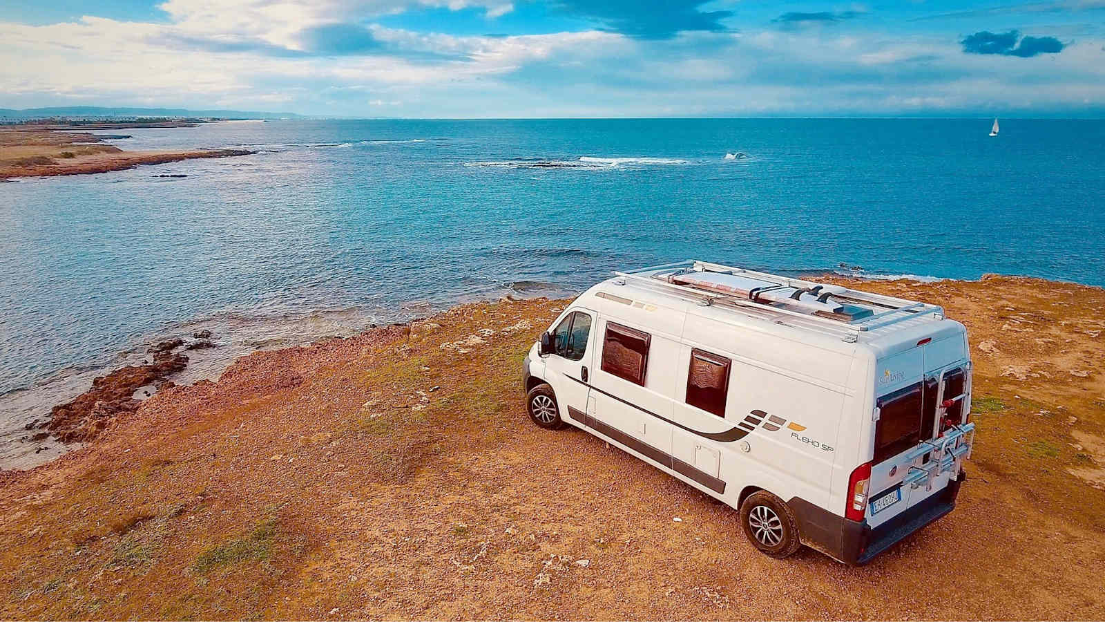 In einem Camper direkt am Surfspot übernachten.