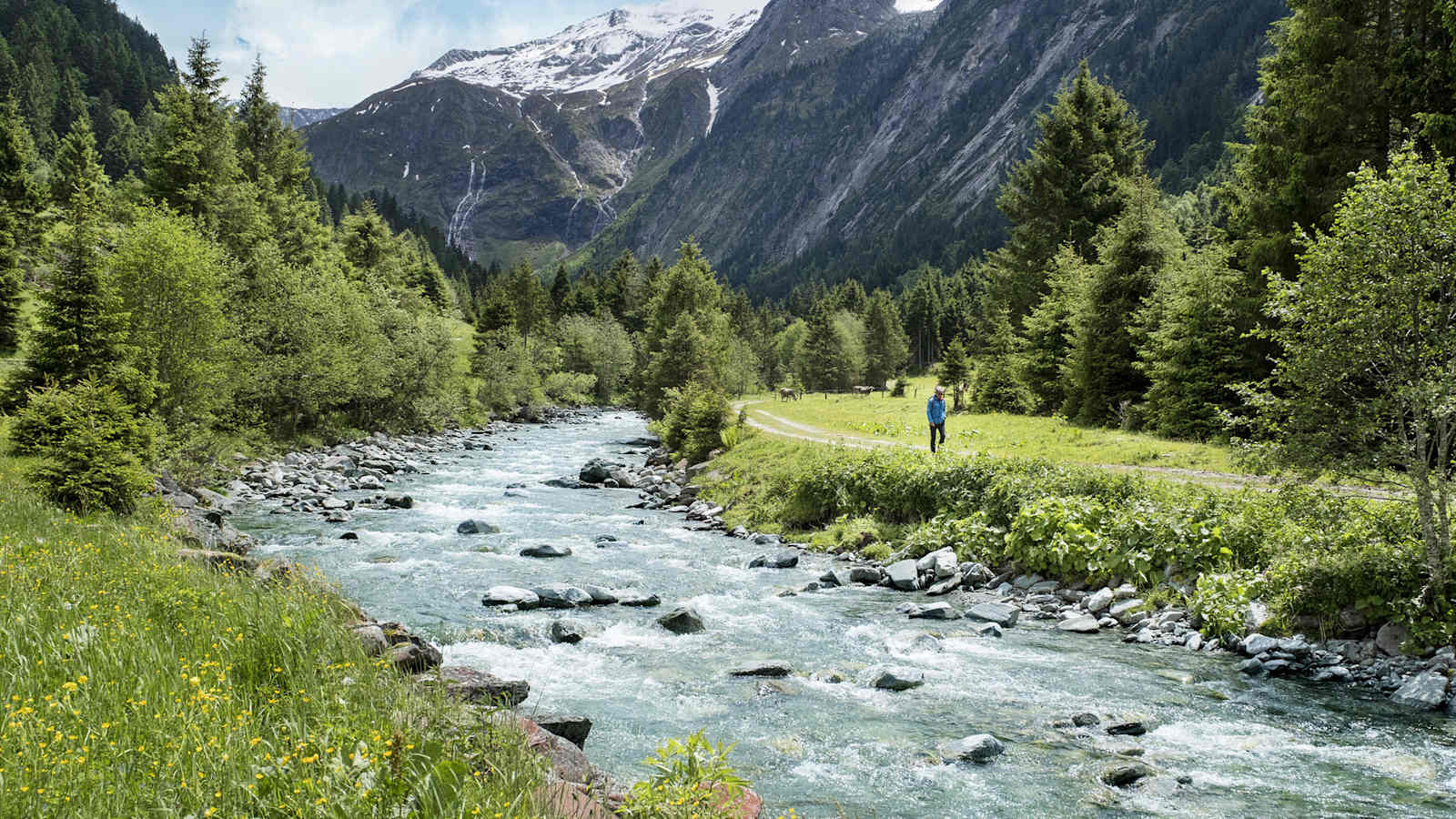  Dem Ziller entlang, dem Fluss, der dem Tal seinen Namen gibt. Peter Habeler kennt hier jeden Meter Wanderweg