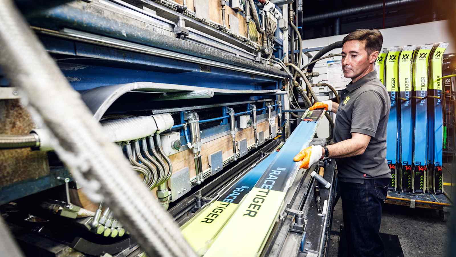 Das Völkl Stammwerk in Straubing zählt zu den modernsten Skifabrikationsanlagen weltweit.