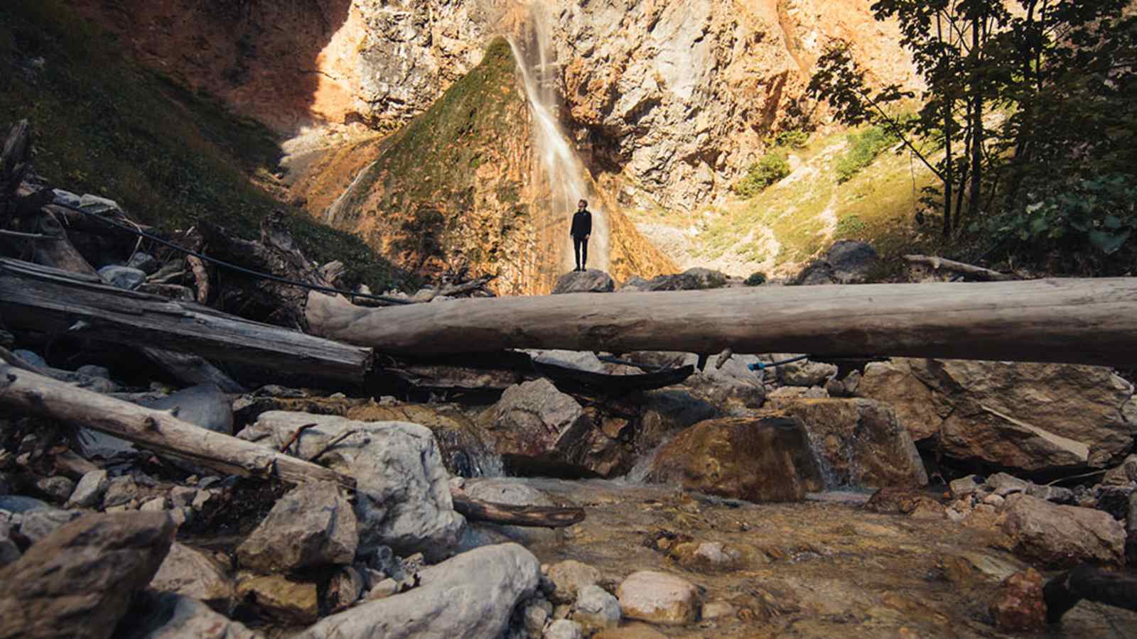 Im Trogschluss des Logar-Tals ergießt sich der eindrucksvolle Wasserfall Rinka.