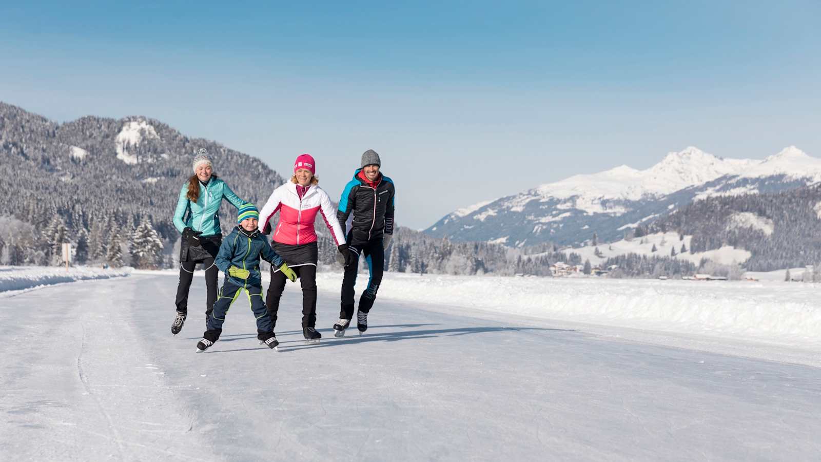 Der Weissensee wird jeden Winter zum Eislaufparadies.