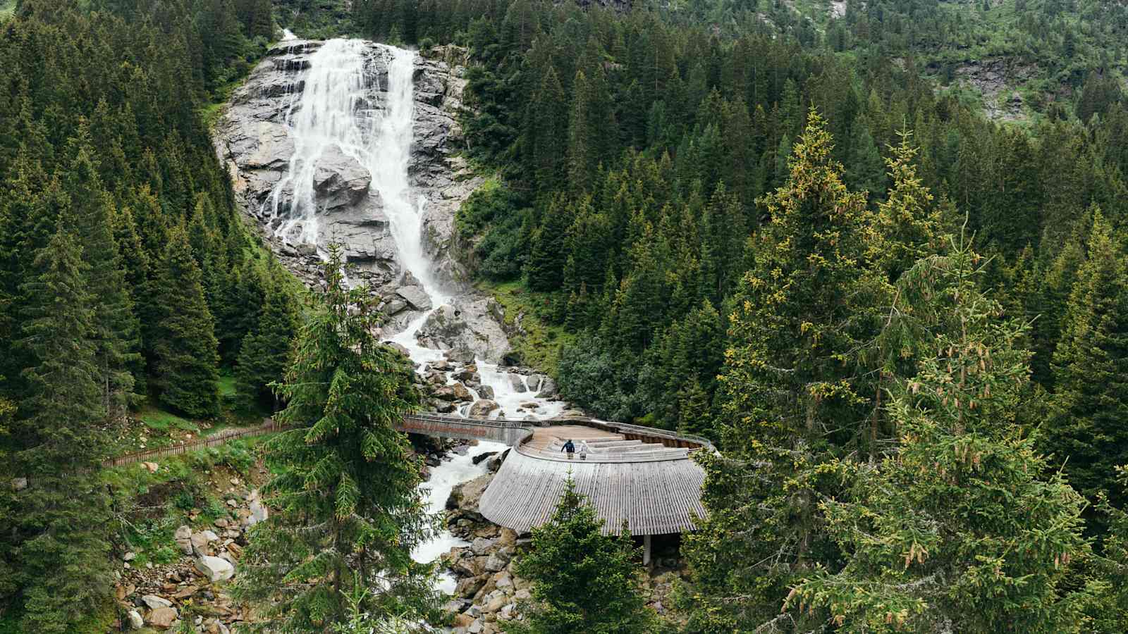 Kaskadenartig stürzt sich der mächtige Grawa-Wasserfall ins Tal.