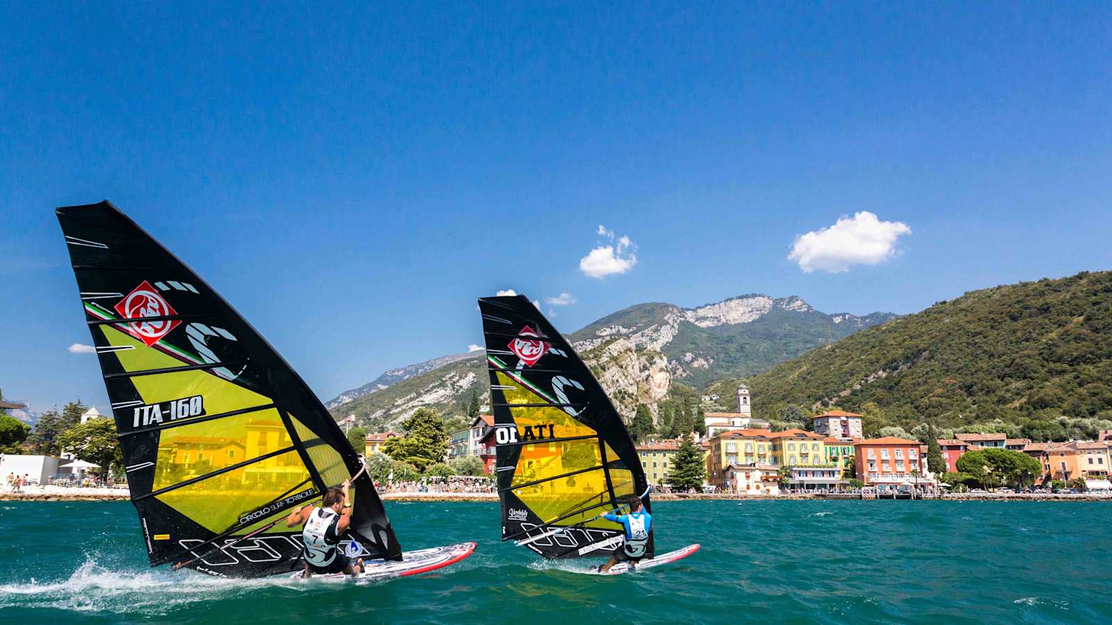 Der Gardasee eignet sich perfekt zum Windsurfen.