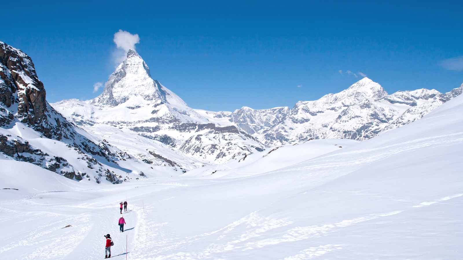 Winterwanderer mit Matterhorn im Hintergrund