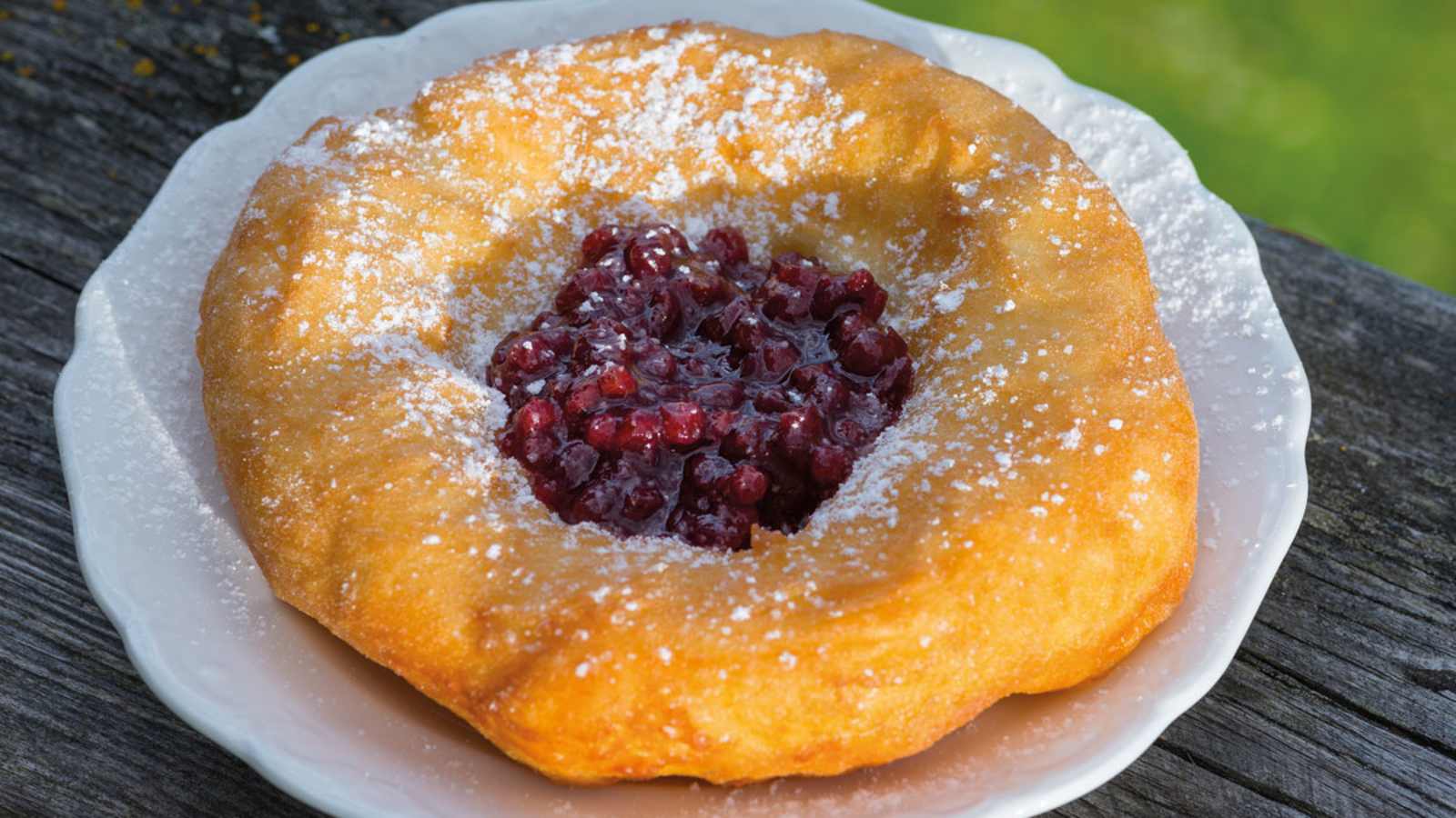 Woazene Krapfen mit Preiselbeermarmelade