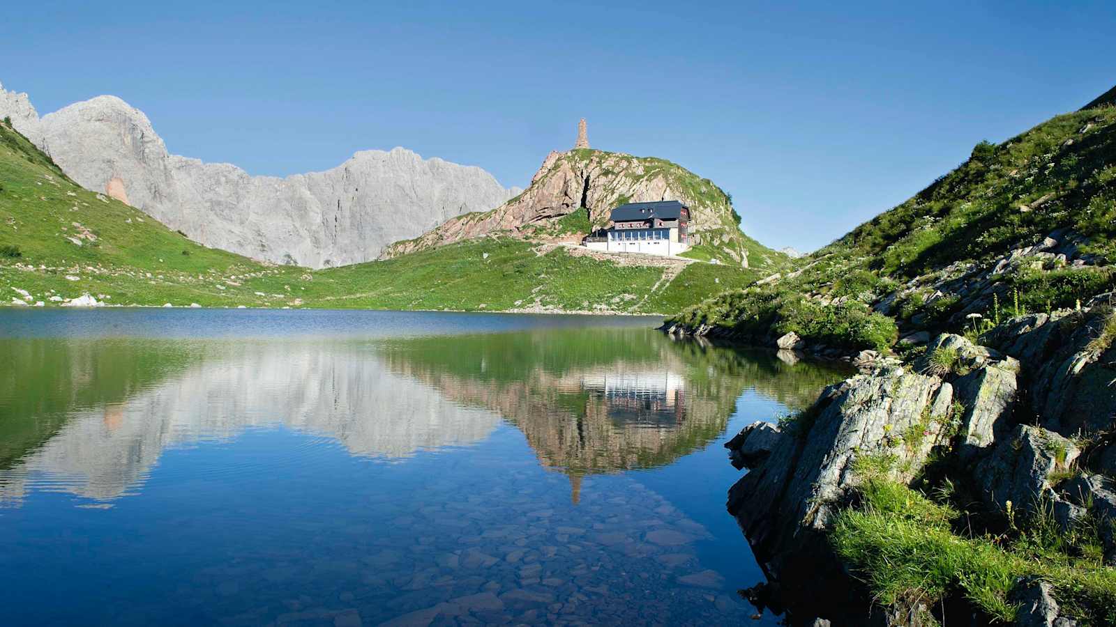 Der Wolayersee mit der Wolayerseehütte.