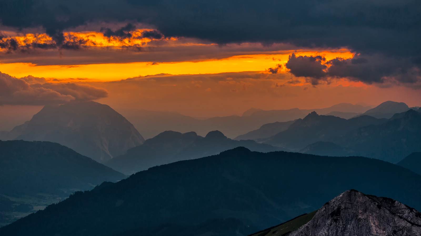 Ein Blick vom Admonter Kalbling zum Grimming bei Sonnenuntergang 