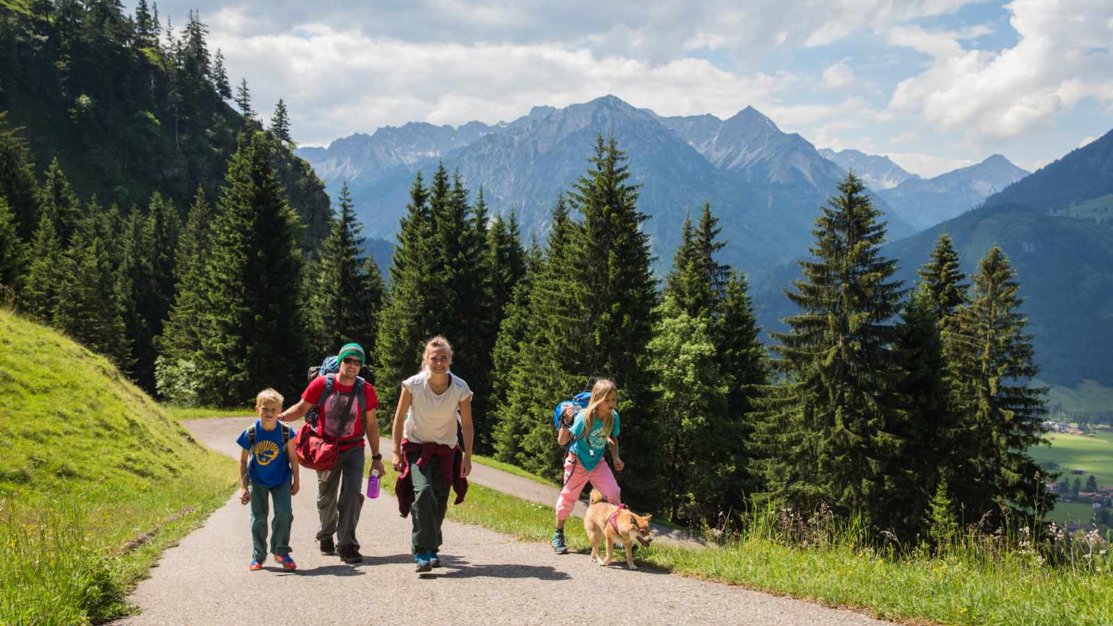 Familie beim Wandern