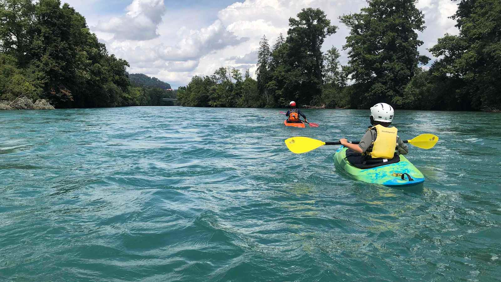 Aareböötle: Mit Kajak oder schwimmend – aufgrund des warmen Wassers und der leichten Schwierigkeit ist beides möglich.