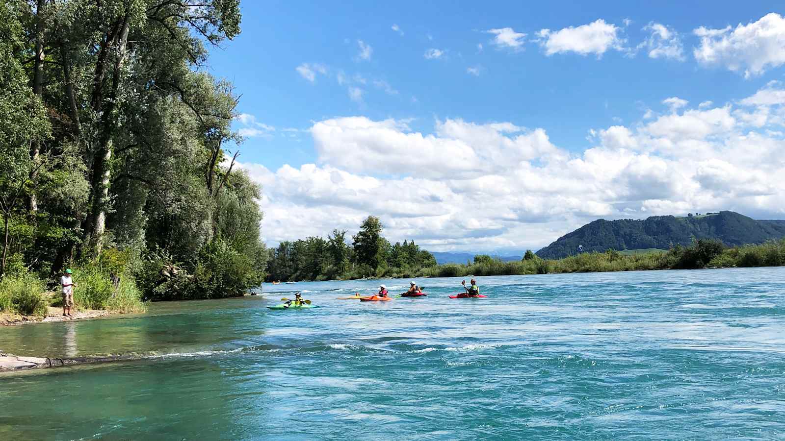 Am Flussufer der Aare gibt es immer wieder ausgewiesene Grillplätze. Wildcampen ist hier verboten.