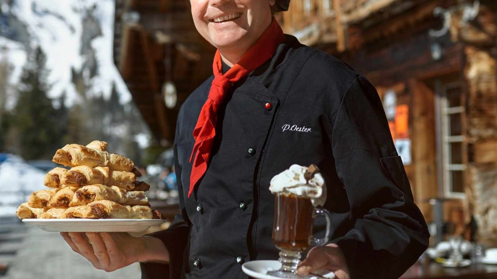 Der Wirt serviert das Essen.