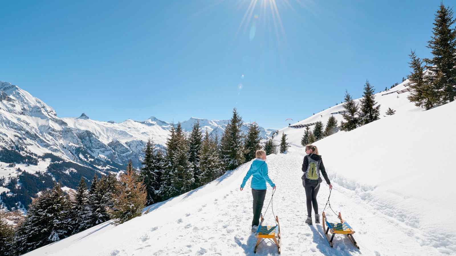 Bergsteiger unterwegs mit dem Schlitten.