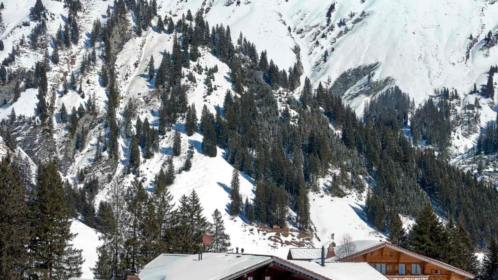 Eine Berghütte in der Berglandschaft.