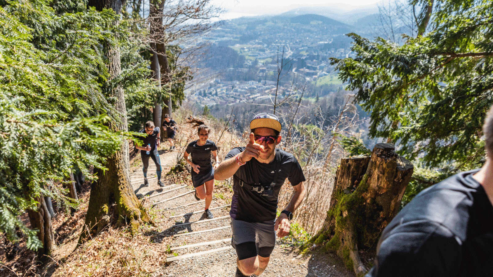 Head Crew Runner Florian Hoch zeigt den Teilnehmern seinen Haustrail