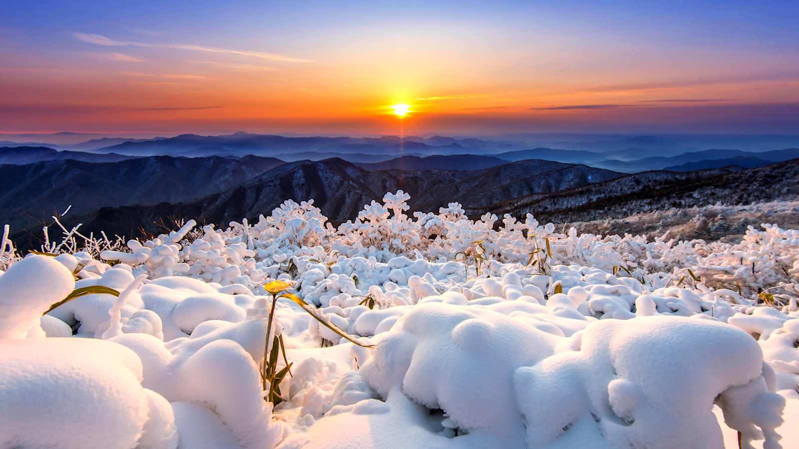 Sonnenaufgang im Deogyusan-Nationalpark, wo man im Winter skifahren kann