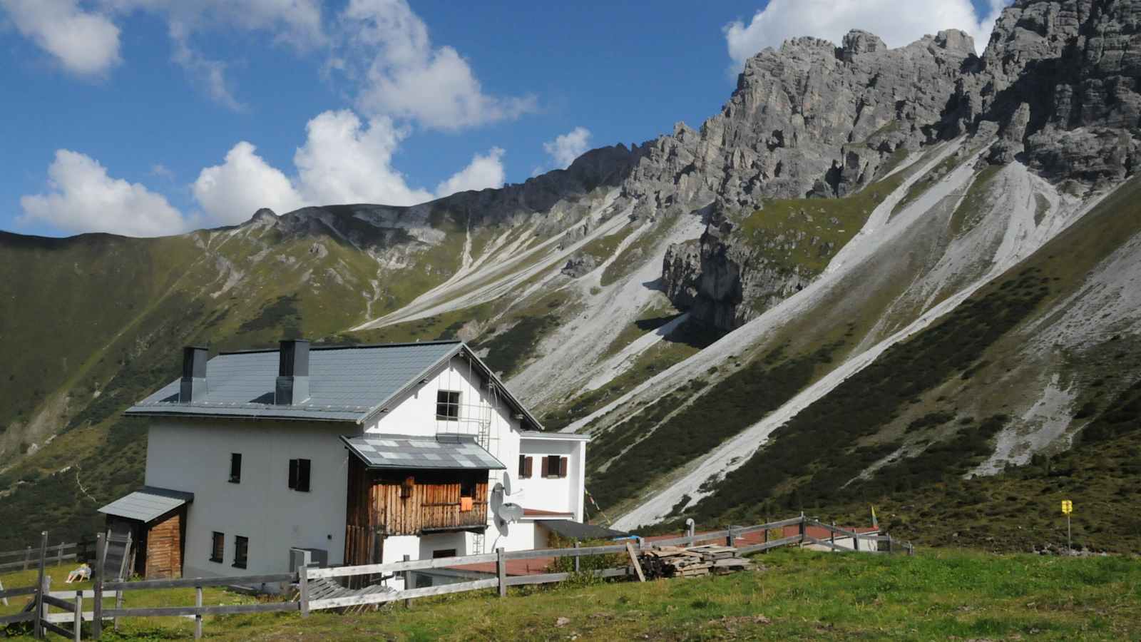 Zustieg zur Adolf-Pichler-Hütte bei Innsbruck in Tirol