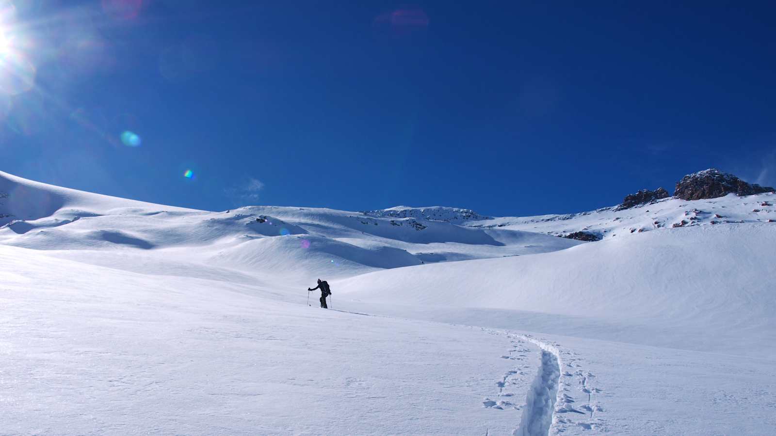 Hinterrhein: Skitourengeher in den Adula-Alpen im Kanton Graubünden