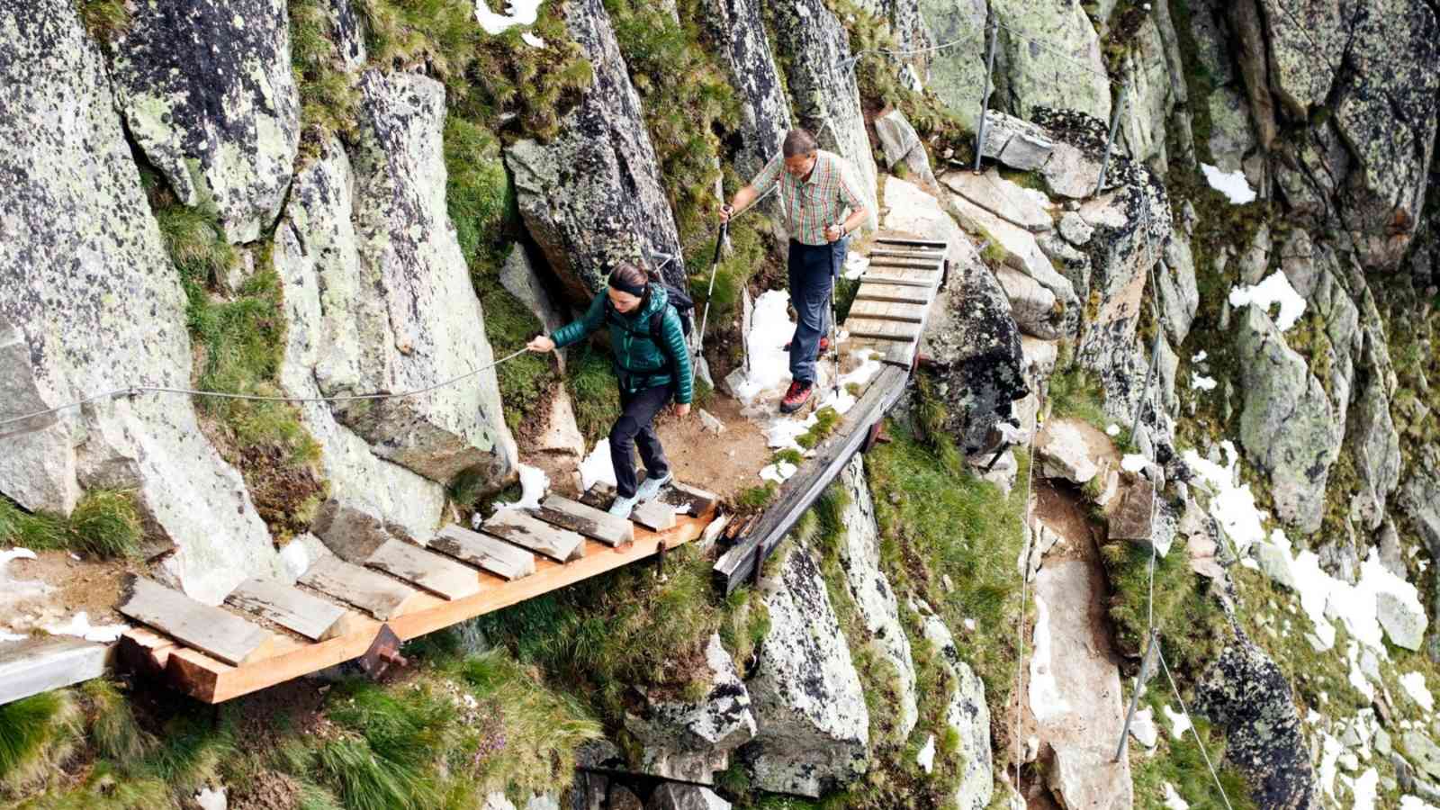 Wanderer beim passieren einer heiklen Passage.