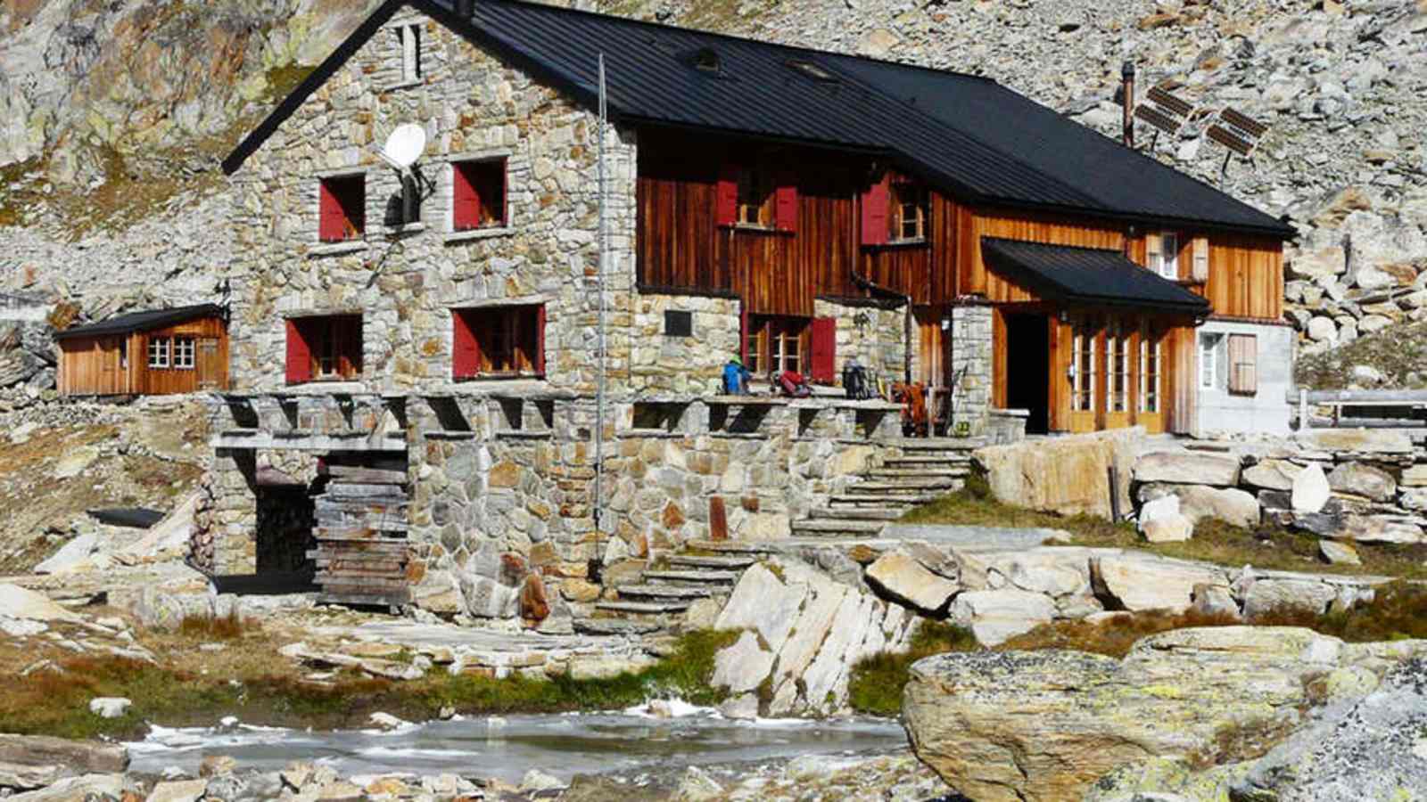 Die Almagellerhütte in den Walliser Alpen in der Schweiz