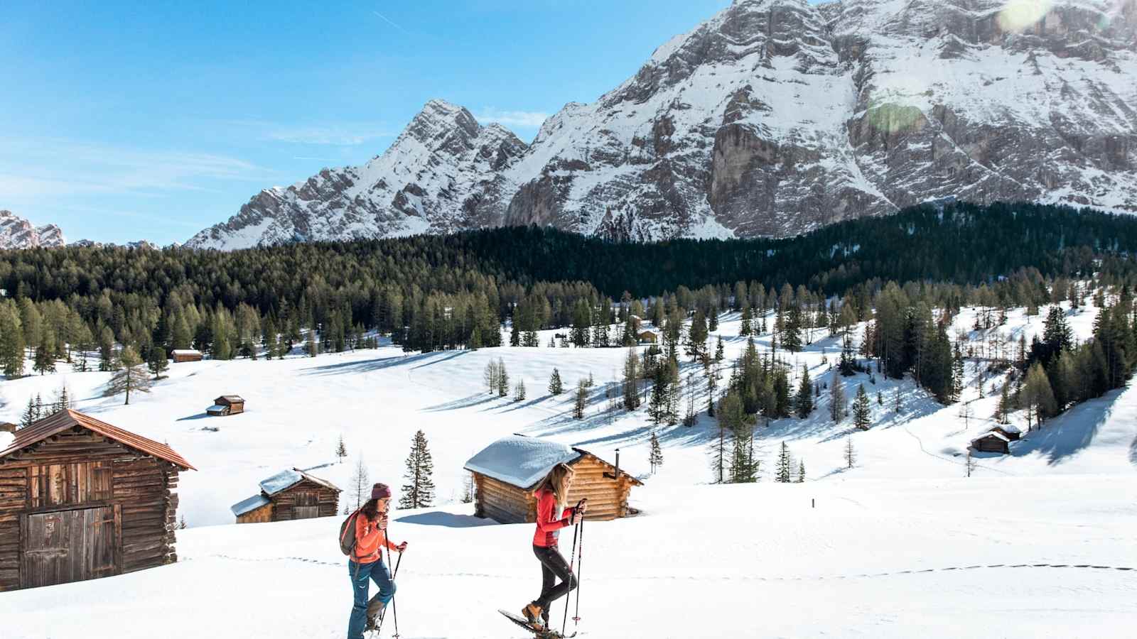 Schneeschuhwanderer unterwegs in der Berglandschaft.