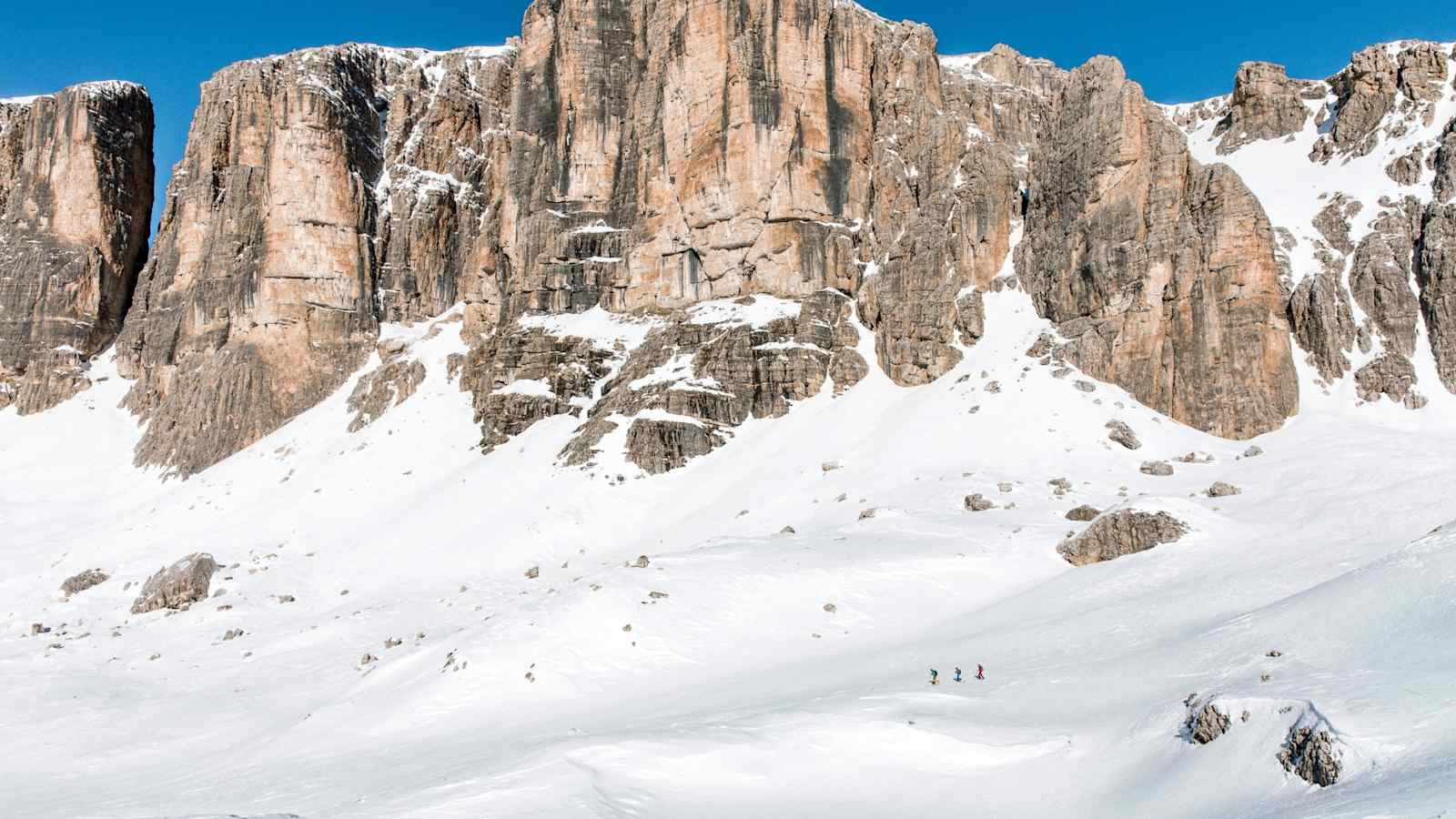 Bergsteiger unterwegs auf Skiern.