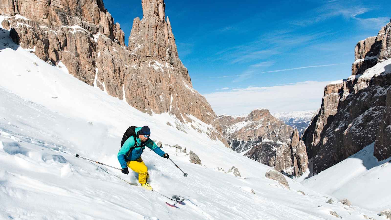 Mit den Skiern die Piste hinunter.