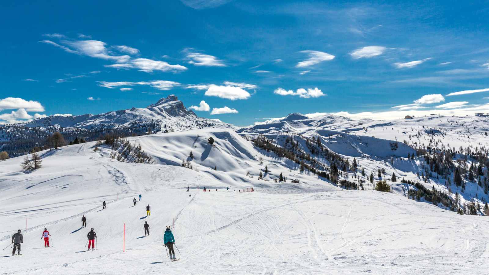 Skiregion Alta Badia: Skifahrer auf der Piste in Südtirol