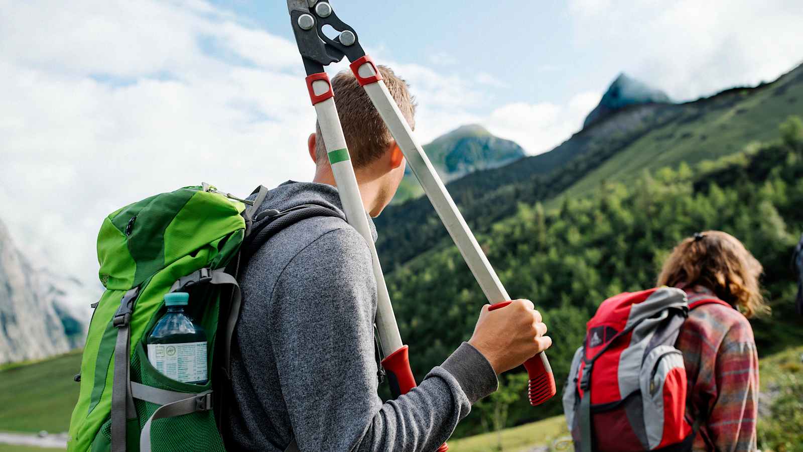 Mit Hacke, Säge und Astschere freiwillig auf der Alm arbeiten