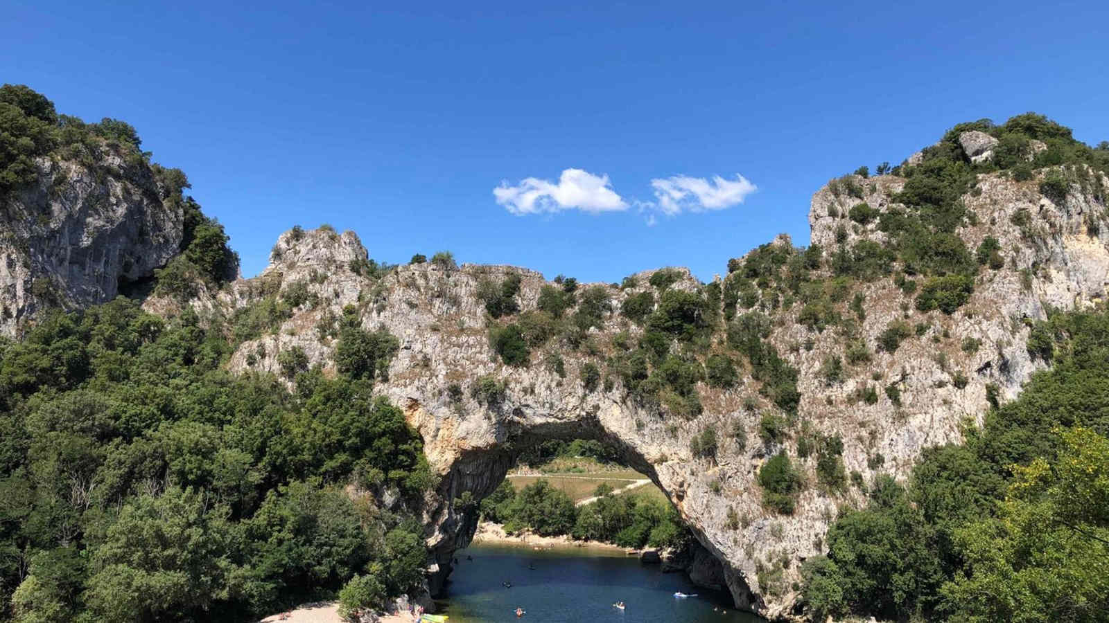 Die Steinbrücke Pint d'Arc ist eine natürliche Felsbrücke mit 54 Metern Höhe.