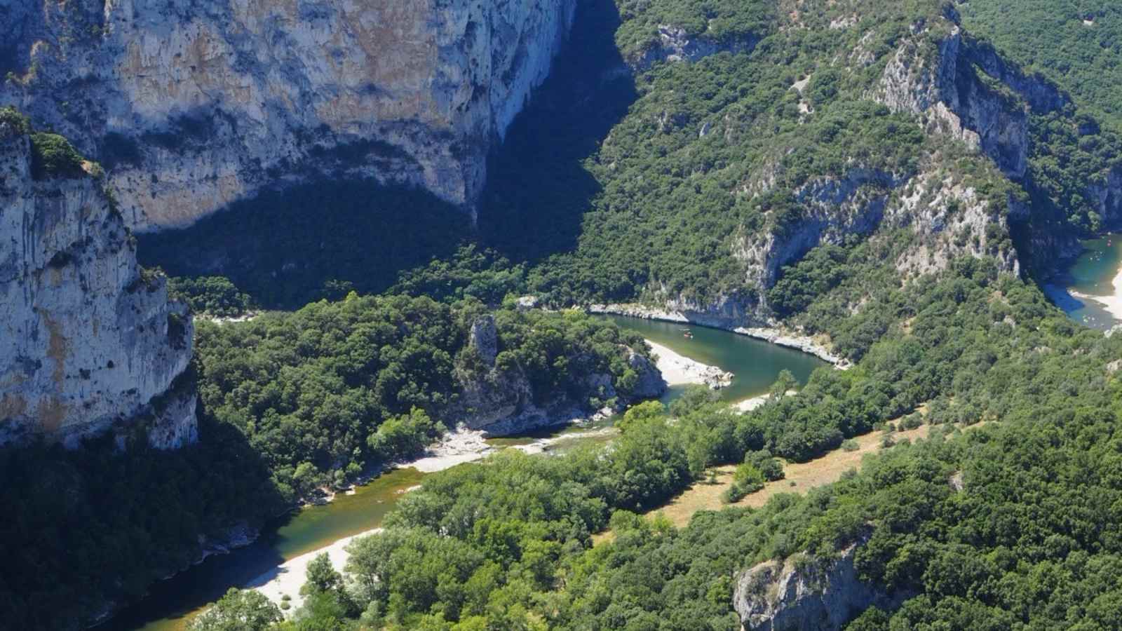 Obwohl es sich um eine sehr südlich gelegene Region handelt, , ist hier eine reiche Vegetation zu finden und eignet sich hervorragend für Wanderungen.