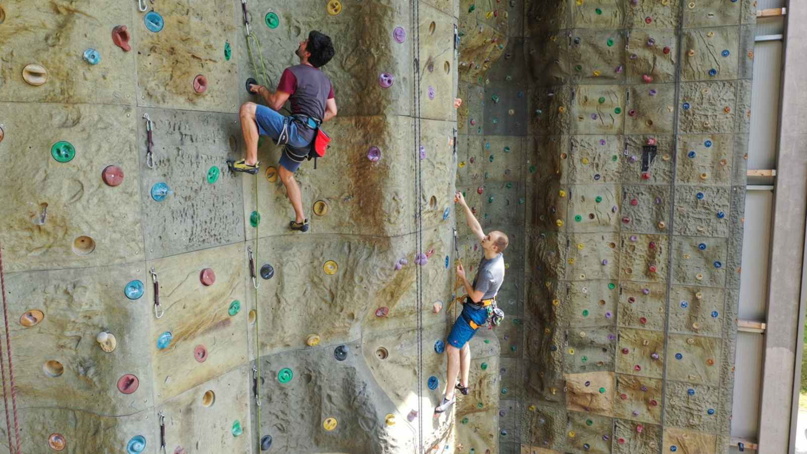 Unzählige Routen stehen den Besuchern in der Kletterhalle South Rock Berlin zur Verfügung.