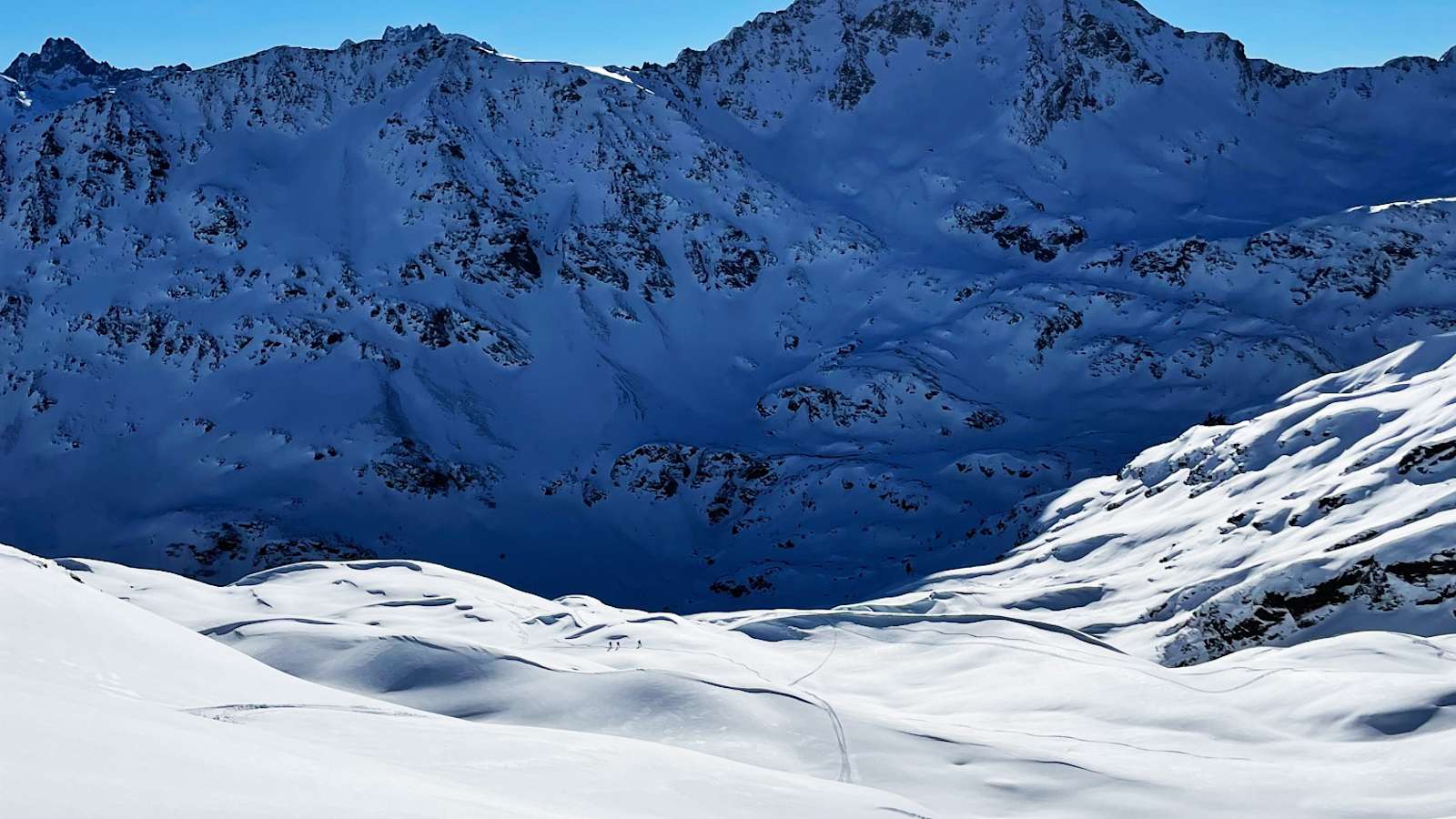 Blick von den Maroiköpfen auf die unendlich scheinenden Abfahrtshänge