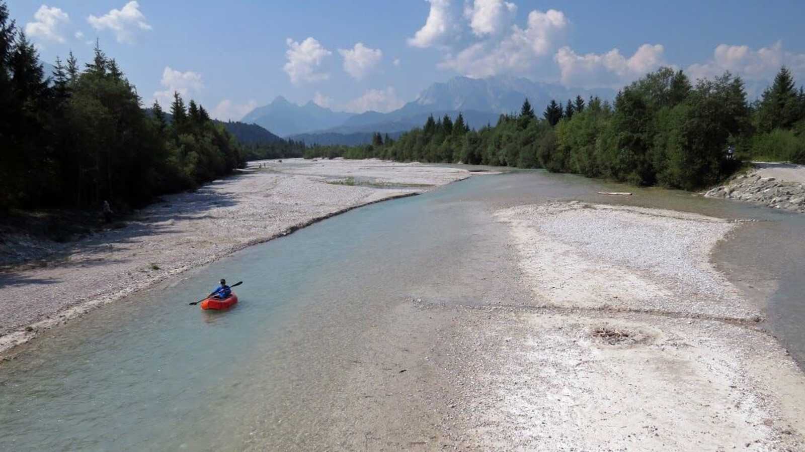 Beim Isarsteg bei Wallgau mit wunderbarer Bergkulisse