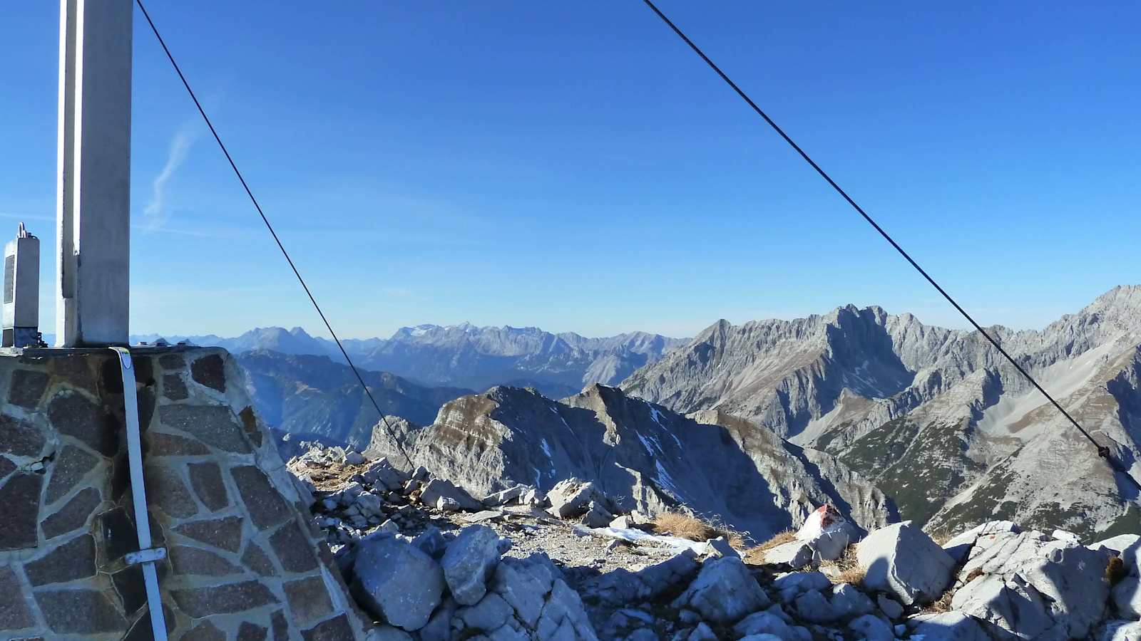 Von der Rumerspitze genießt man einen fantastischen Ausblick.