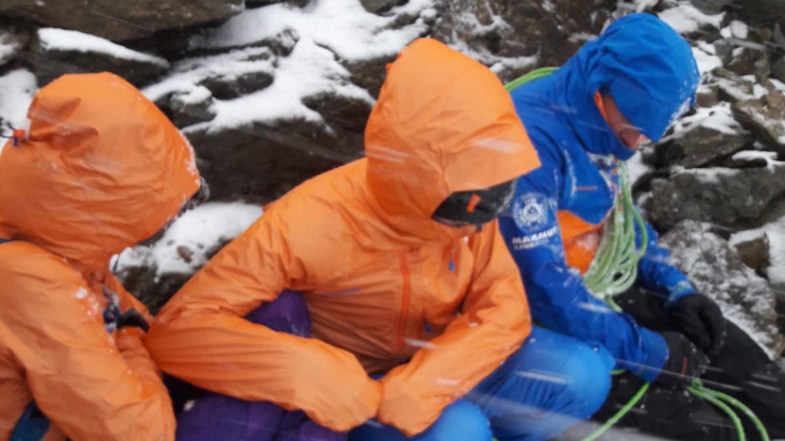 Die Teilnhemer harren am Fuß der Eigerjöcher aus, während ihnen der Wind um die Ohren pfeift