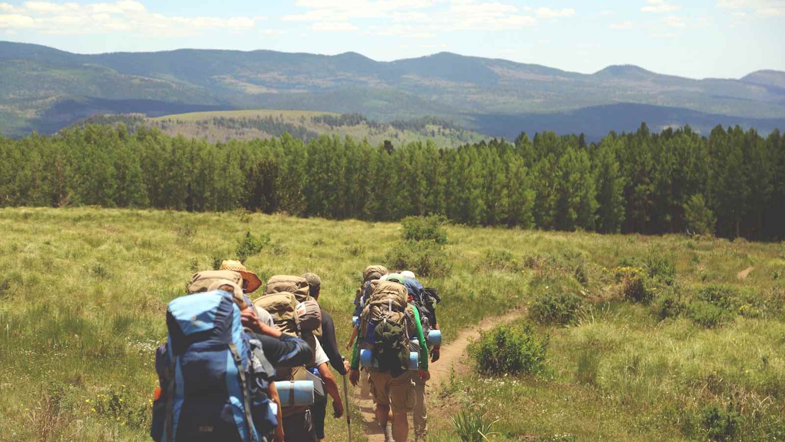 Backpacken: Mit nichts als dem Rucksack auf großen Reisen durch unbekannte Landschaft