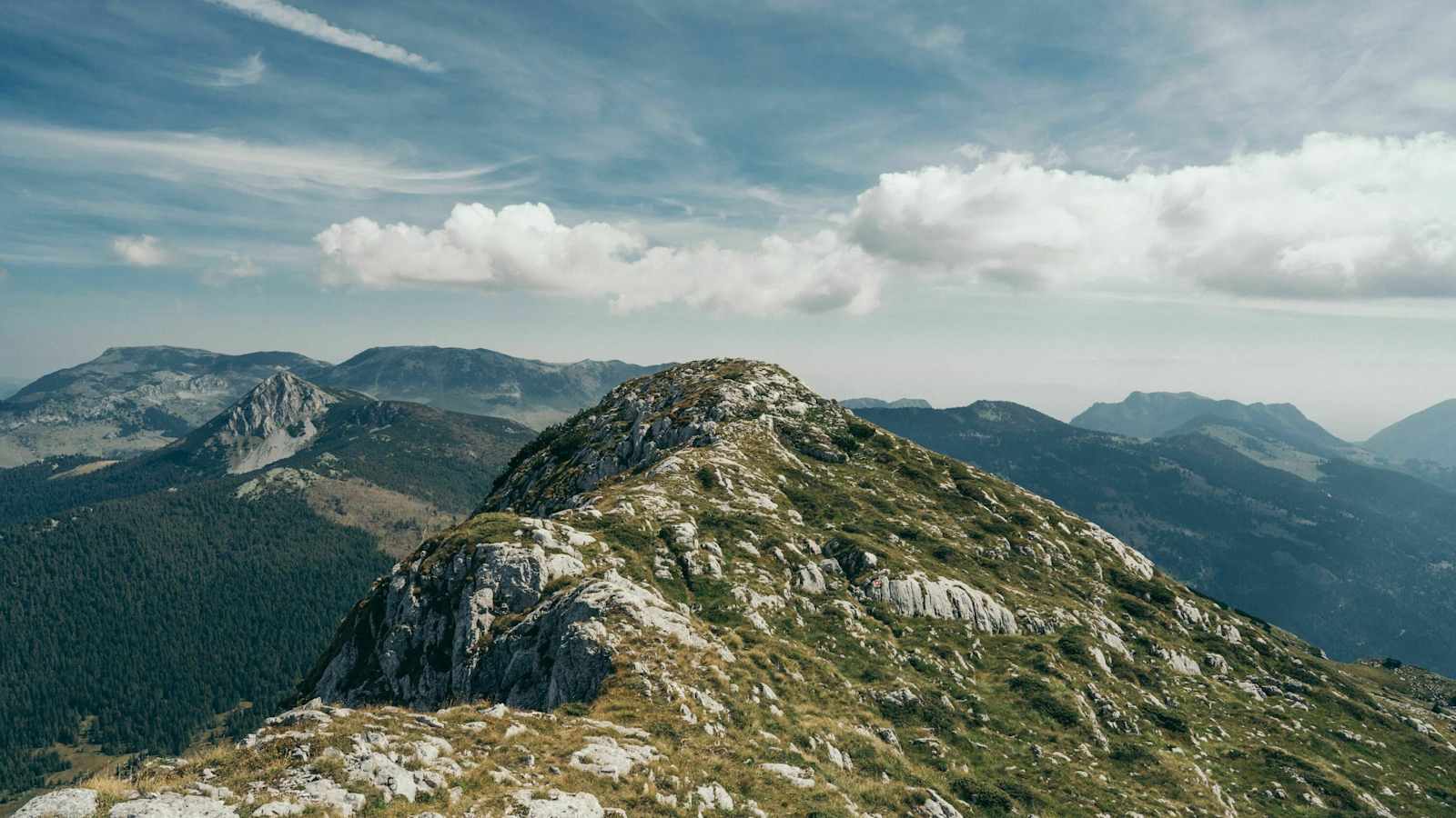 Berge, soweit das Auge reicht - hier vom Grat der Hajla aus gesehen.