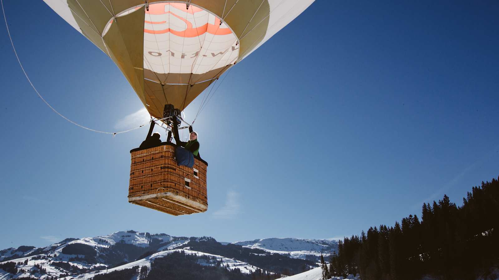 Der Heißluftballon im Startvorgang.