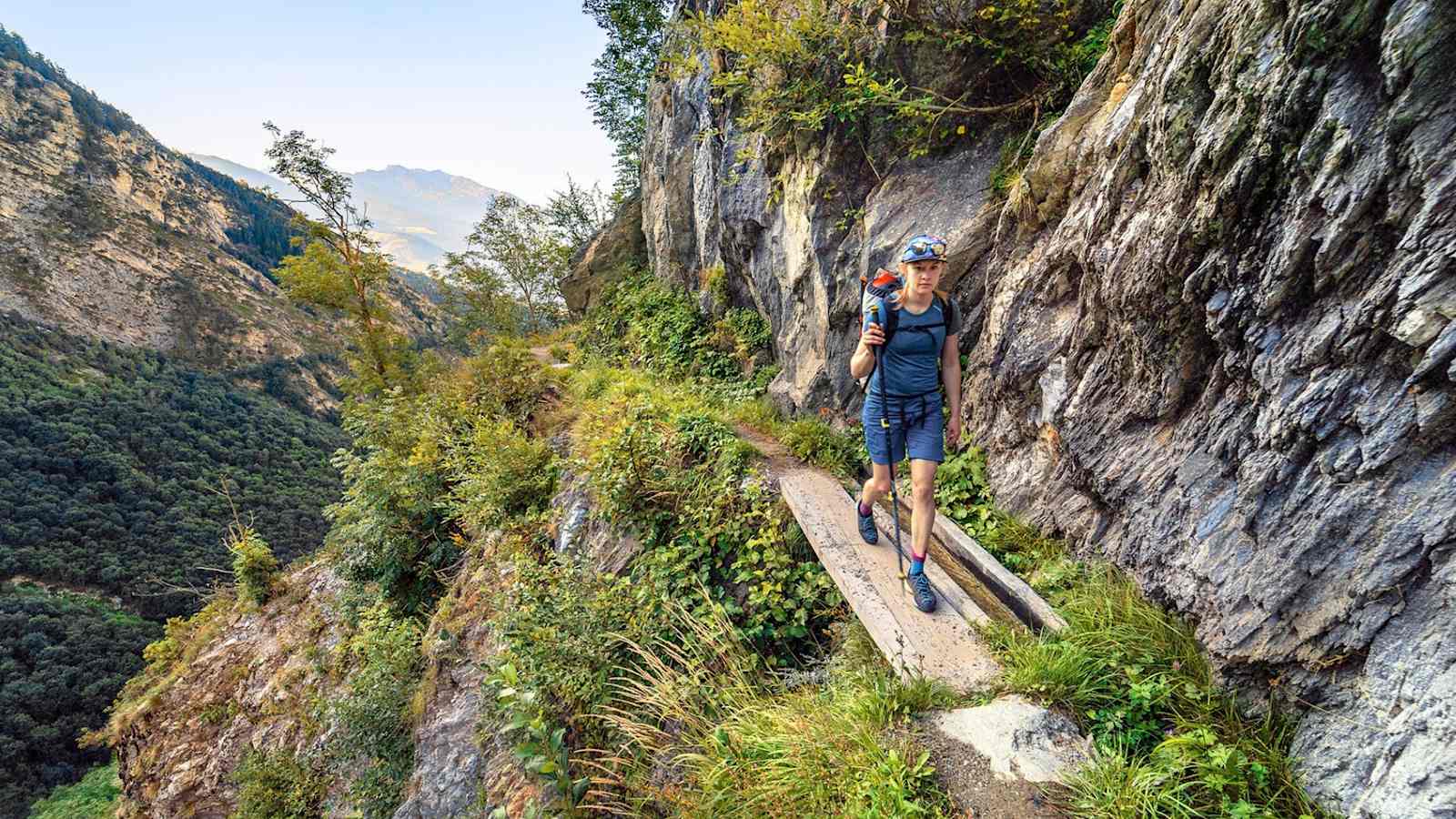 Ein Bergsteiger folgt dem Pfad am Berg.