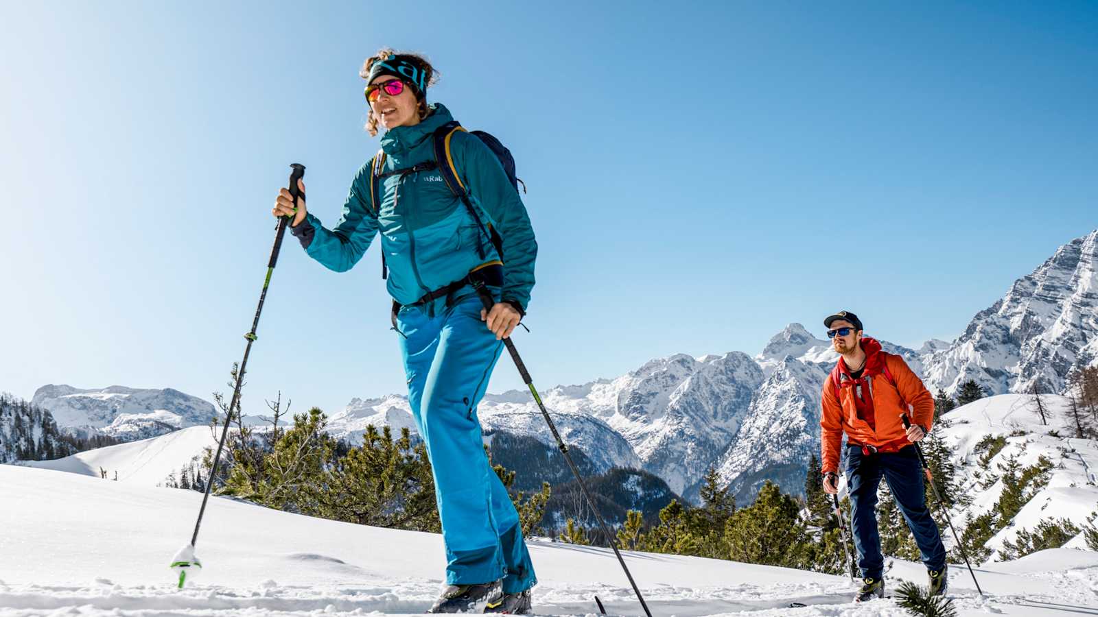 Tourschiwanderer in den Bergen