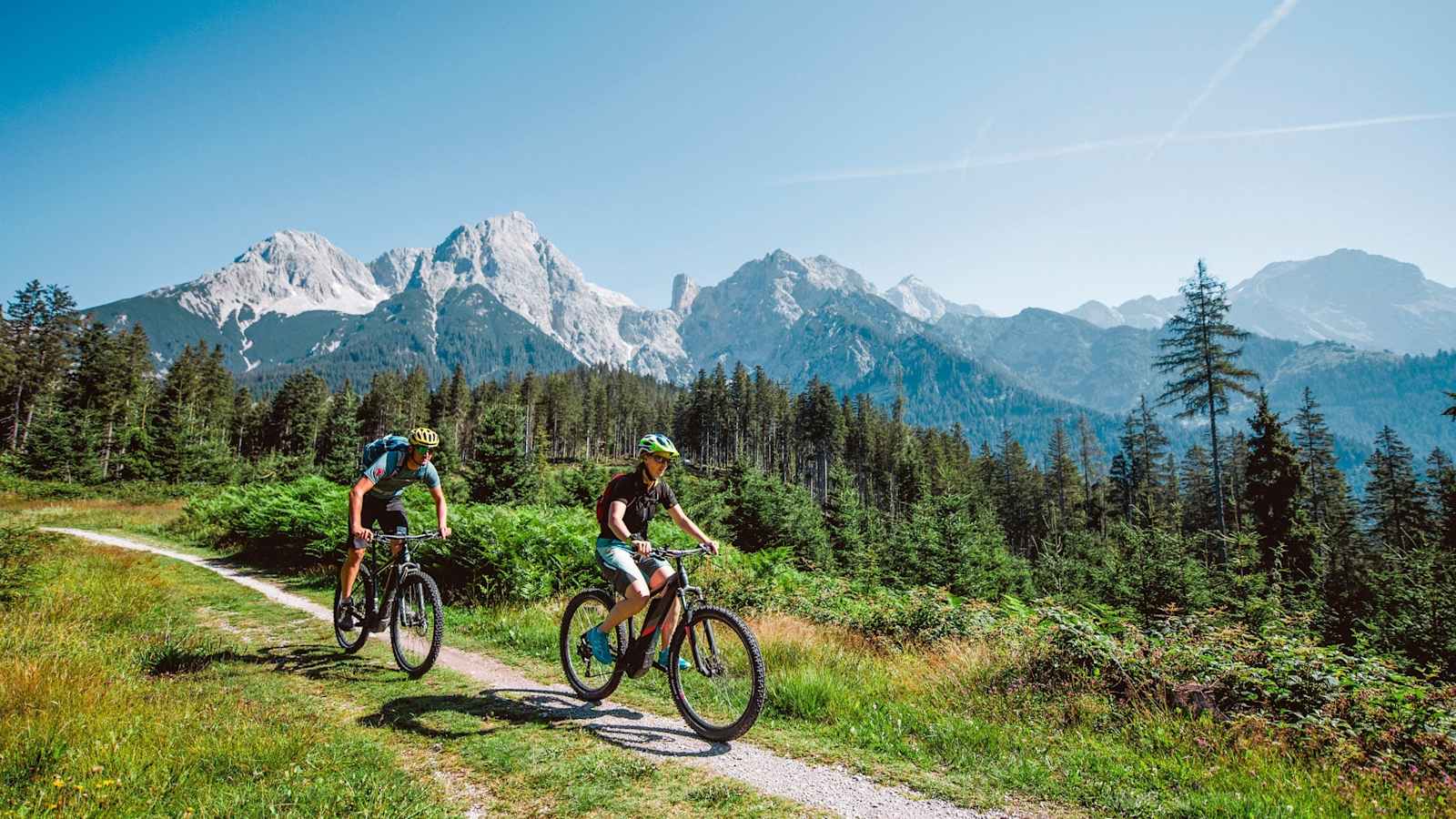 Radfahrer am Weg zur Hütte.