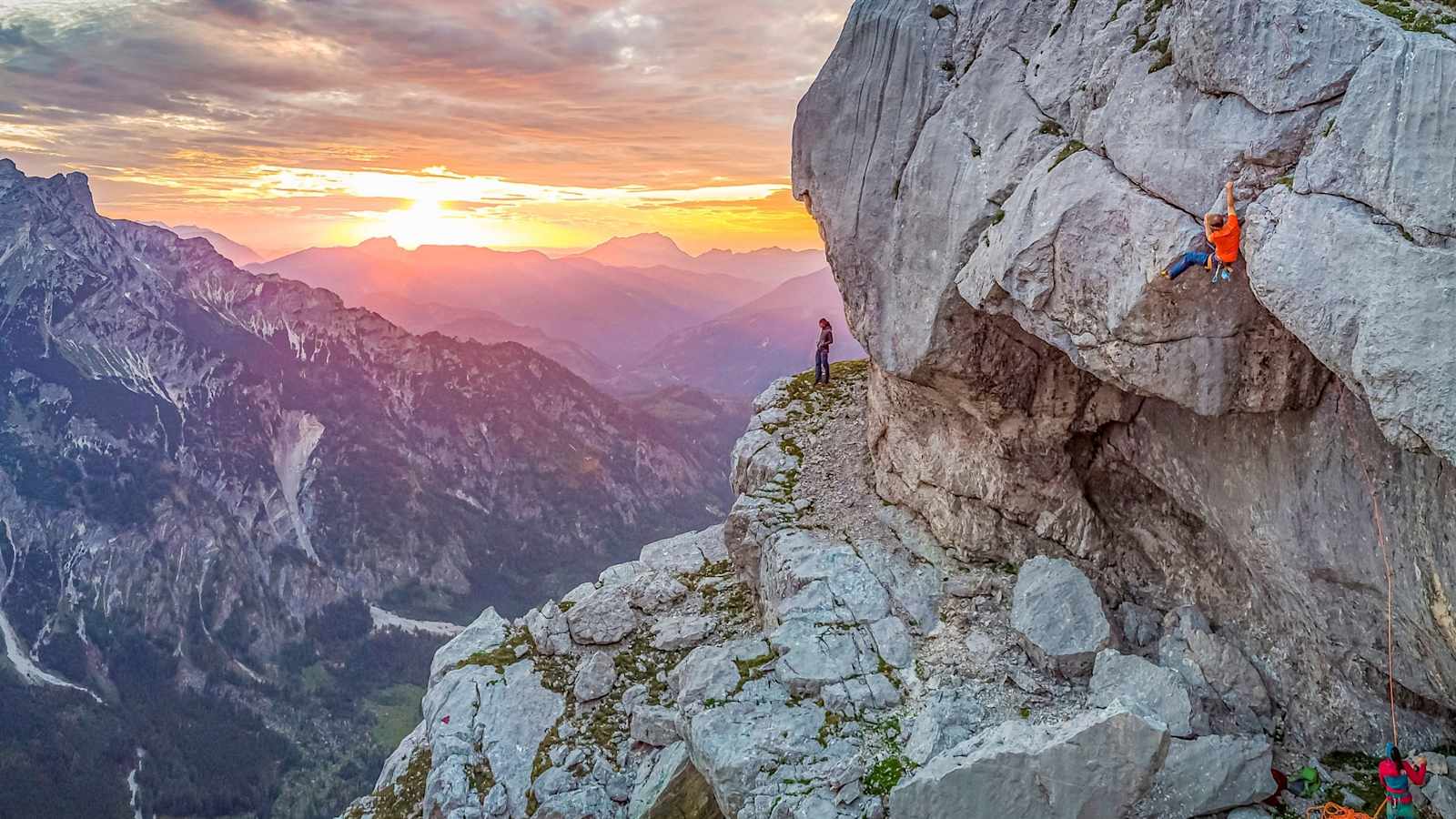 Kletterer bezwingen einen steilen Fels.