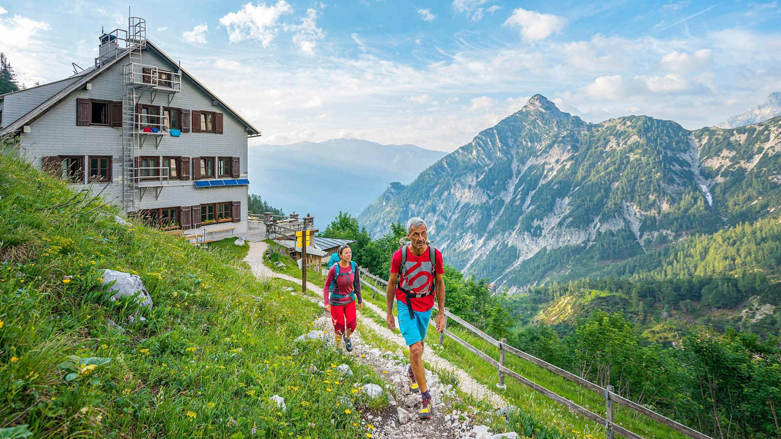 Bergsteiger verlassen eine Berghütte.