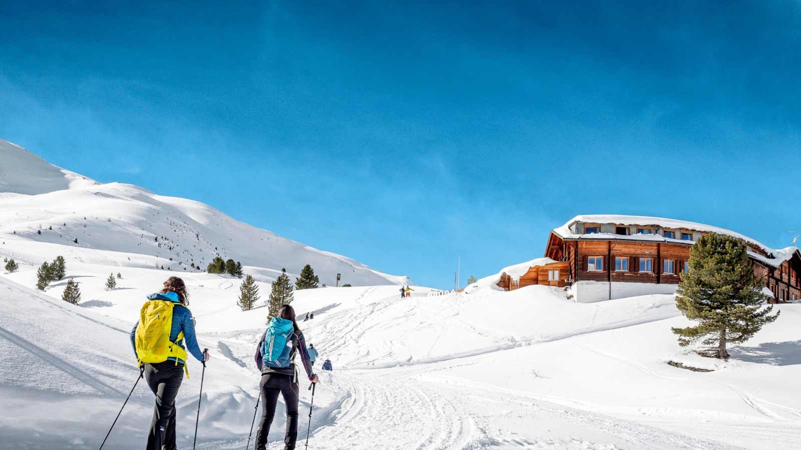 Tourengeher in der Alpenlandschaft.