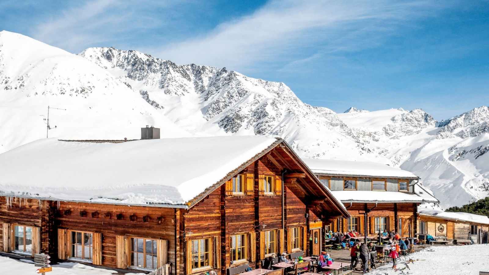 Die Berghütte Masleben umgeben von weißen Schneehängen.  