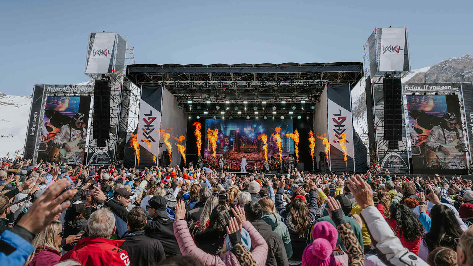 Eine Bühne in Ischgl auf der ein Popstart steht.