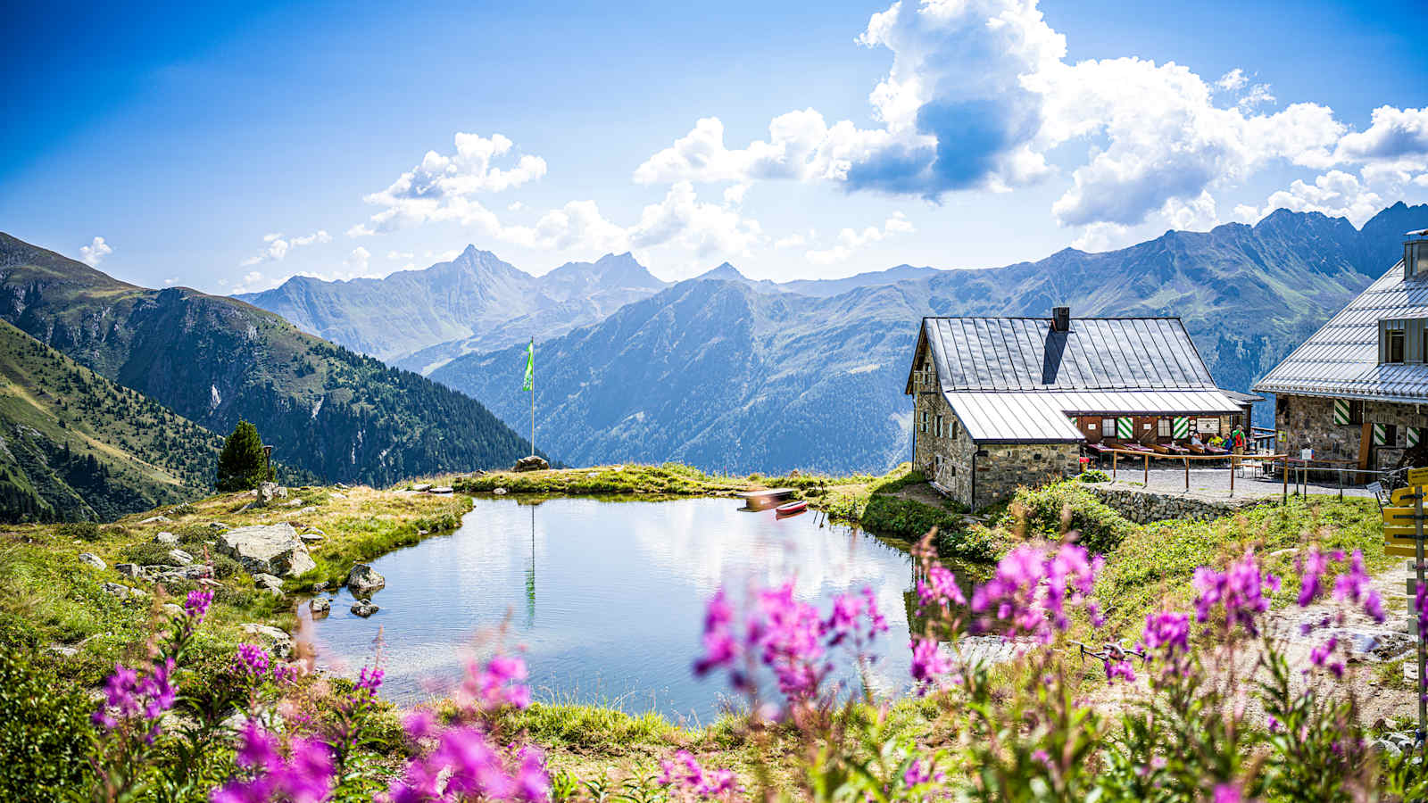 Eine idyllische Hütte in den Alpen.